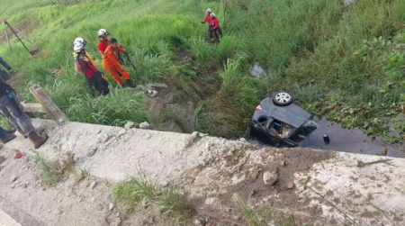 Carro cai da ponte e ficar parcialmente submerso; duas pessoas morrem