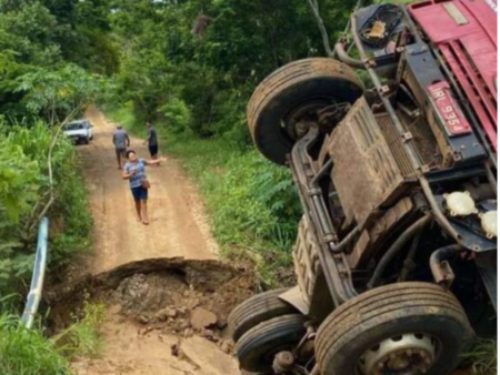 Caminhão cai de ponte devido a falta de manutenção
