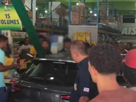 Carro desgovernado invade supermercado; motorista passou mal e perdeu o controle da direção