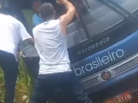 Ônibus da empresa brasileiro se envolve em acidente; ninguém sofreu ferimentos grave