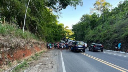 Caminhão frigorífico capota na BR-101 próximo na Eunápolis