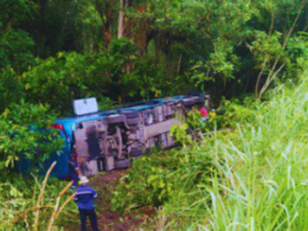 Acidente com ônibus da Viação Águia Branca deixa 14 feridos na BR-101