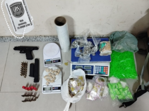 as autoridades apreenderam uma grande quantidade de drogas, munições e uma arma de fogo.