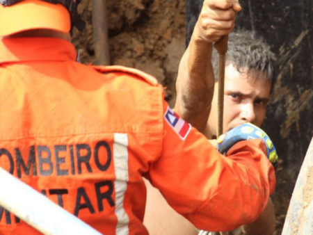 Homem resgatado após ficar preso por 8 horas em tubulação de esgoto
