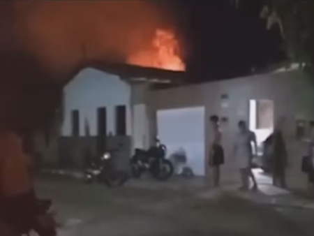 Explosão de celular carregando na tomada causa incêndio em residência