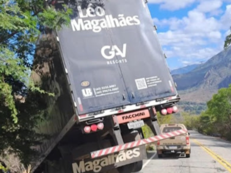 Carreta com equipamentos do Cantor Léo Magalhães fica pendurada em ribanceira