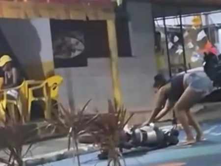 Mulher quebra moto do marido após flagrá-lo com amante