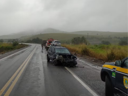 O motorista é acusado de provocar o acidente ao tentar uma ultrapassagem indevida em uma curva.