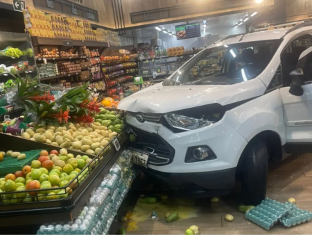 Homem invade supermercado com carro após ter pedido de ajuda negado