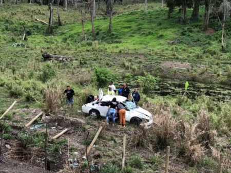 Idosa morre após veículo capotar na BR-101
