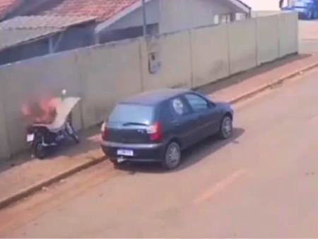 Alerta: Motocicleta pega fogo após dono usar papelão para proteger do sol