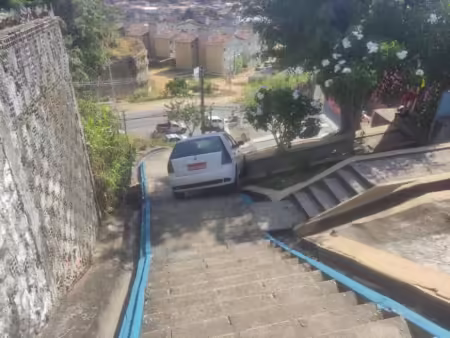Motorista usa escadaria como “atalho” e carro fica preso