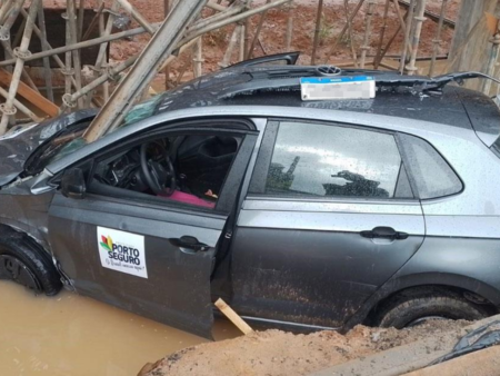 Carro da prefeitura de Porto Seguro cai em vala e provoca engarrafamento em Salvador