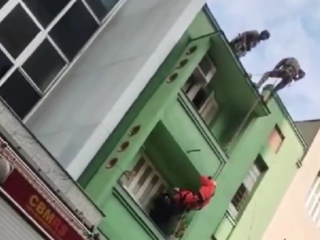 Homem ameaça incendiar apartamento e pular de prédio; bombeiro se fere durante resgate