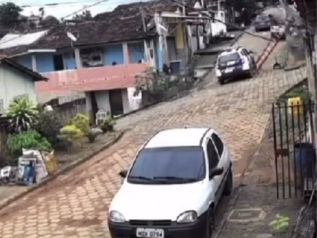 Viatura da Polícia Militar derruba trabalhador de escada e deixa o local sem prestar socorro