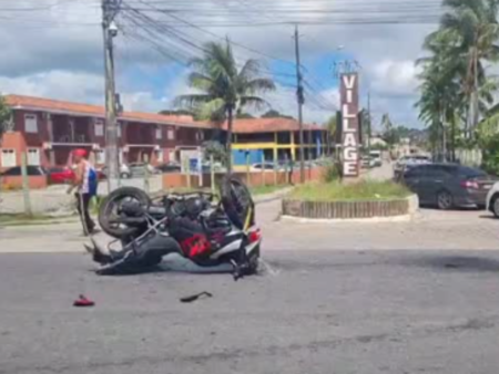 Acidente entre carro e moto deixa motociclista ferido na Orla Norte de Porto Seguro