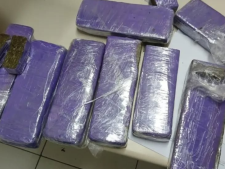 Polícia Militar apreende drogas e veículo abandonado em Porto Seguro