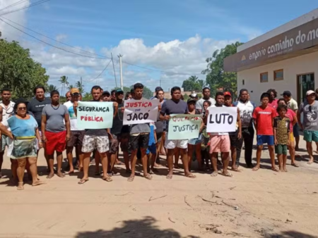 familiares, amigos e vizinhos da vítima realizaram um protesto na comunidade