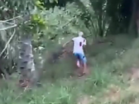 Corpo de jovem é encontrado após fugir de atiradores 