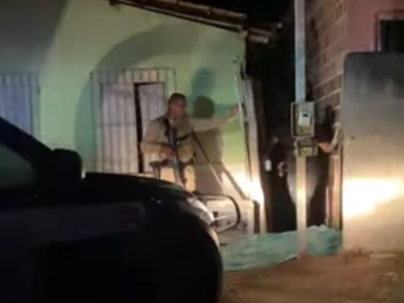 Jovem é executado a tiros em frente à própria casa em Eunápolis