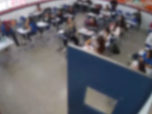 Aluno agride professora com tapa no rosto durante aula em escola