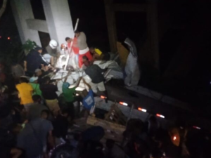 Caminhão tomba e cai de ponte em Cândido Sales; motorista é resgatado com vida