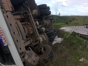 Caminhoneiro morre após carreta tombar na BR-101 entre Itabela e Itamaraju