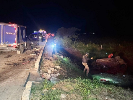 Colisão entre veículos deixa quatro mortos e três crianças feridas em Teixeira de Freitas