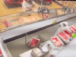 Funcionário tenta matar colega a tiros dentro de supermercado; arma falha e crime é impedido