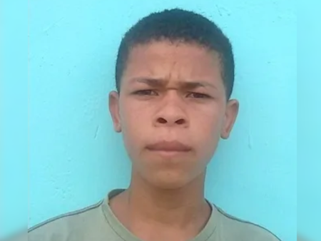 Jovem é assassinado dentro de casa e mulher é atingida por tiros durante ataque