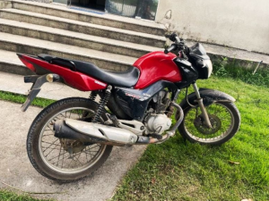Motocicleta com restrição de roubo é localizada em casa abandonada no bairro Pequi