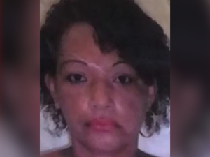 Mulher é morta por bala perdida ao abrir o portão durante tiroteio