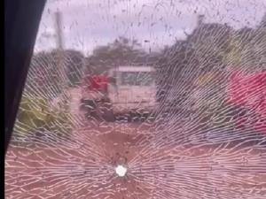 Ônibus de turismo é atingido por tiro em estrada de Trancoso