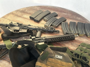 Operação policial em Caraíva deixa dois suspeitos feridos e três presos