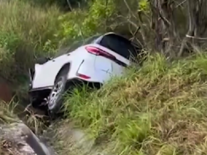 Veículo sobe barranco após perder controle na BR-101; trecho é conhecido por acidentes