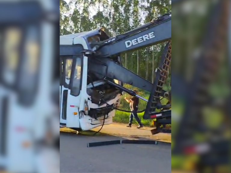 Braço de retroescavadeira atinge ônibus e provoca engavetamento