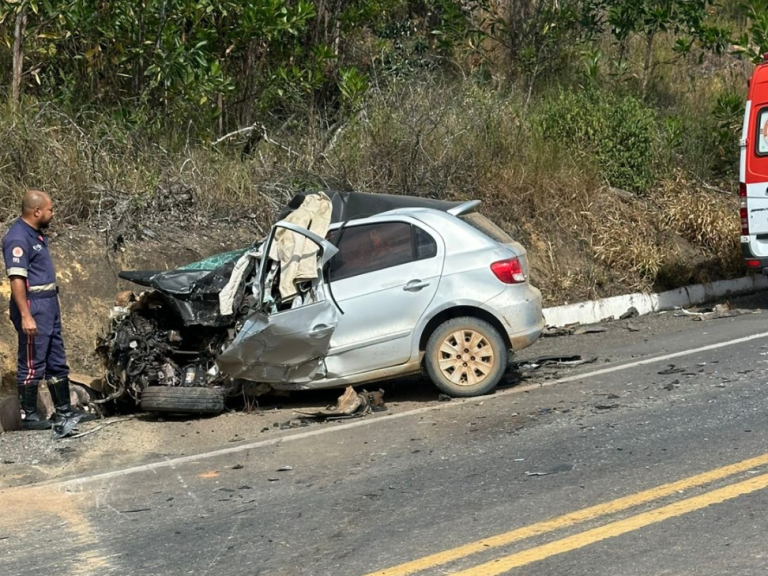 Jovem morre em colisão frontal entre carro e caminhão na BR-101, em Itabela