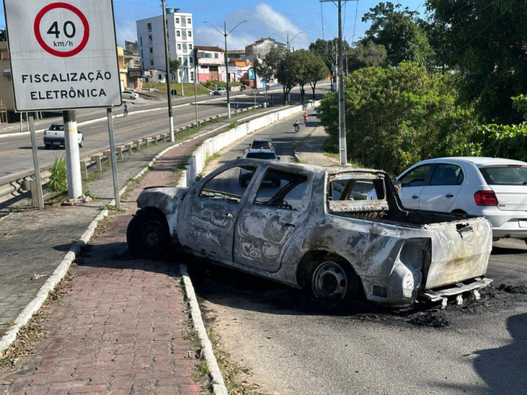Carro pega fogo e desce ladeira desgovernado em Eunápolis