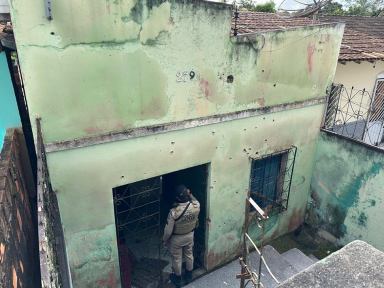 Dois homens são executados a tiros em Eunápolis; um deles foi encontrado com faca no olho