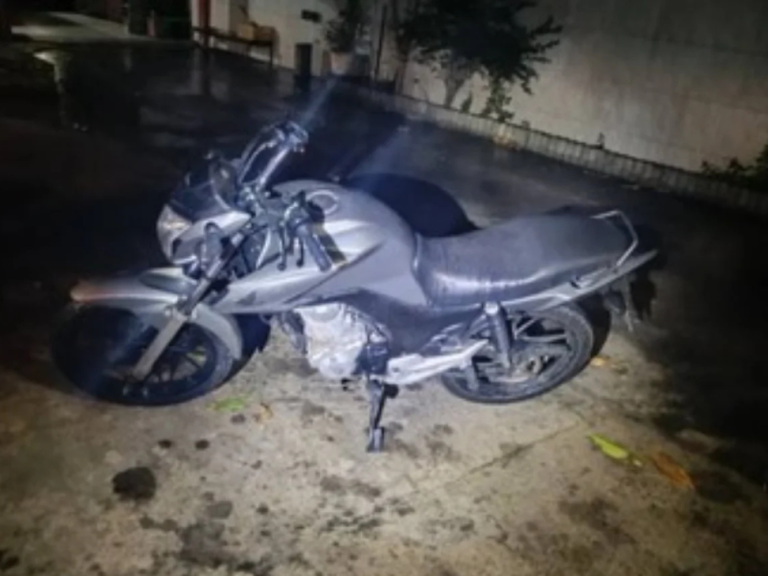 Polícia recupera moto roubada em Itabela; veículo estava em garagem de residência