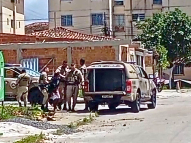 Suspeito de ligação com facção é preso em Porto Seguro após se ferir com a própria arma
