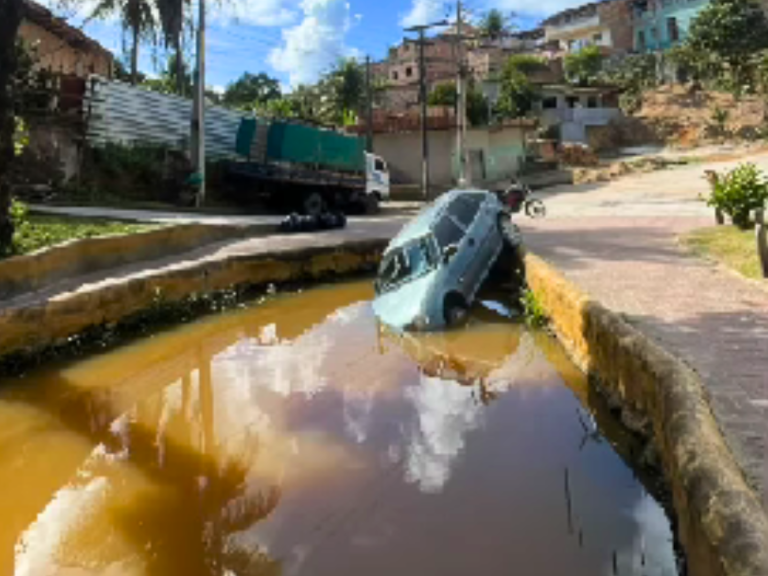 Veículo despenca em lago na Ladeira do Sabão, em Arraial d’Ajuda