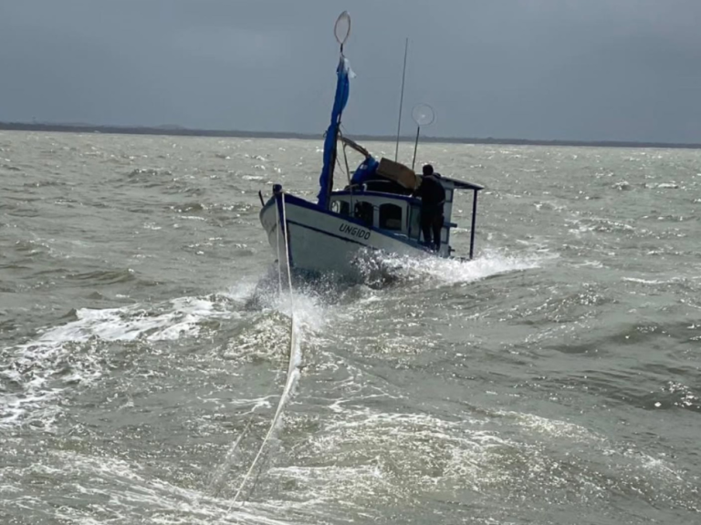 Pescadores de Cabrália são resgatados vivos após dias desaparecidos no mar