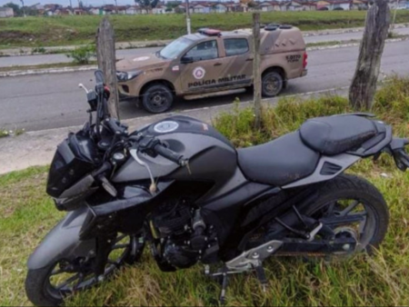 Moto roubada é encontrada abandonada em matagal no bairro Arnaldão, em Eunápolis