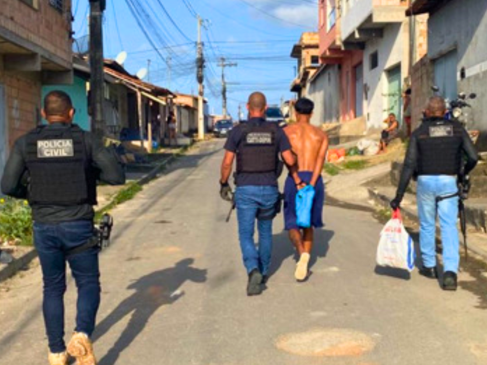 Polícia Civil prende suspeito com drogas e arma durante Operação em Eunápolis