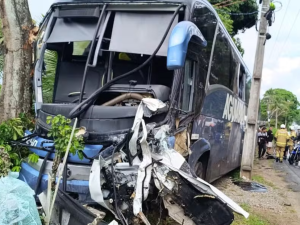Grave acidente entre pick-up e ônibus da Águia Branca deixa vítima fatal