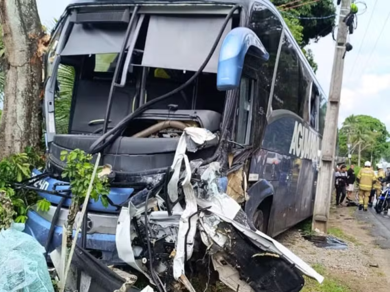 Grave acidente entre pick-up e ônibus da Águia Branca deixa vítima fatal