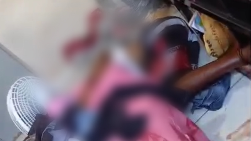 Homem invade casa para fugir de criminosos e morre a tiros dentro de residência, em Eunápolis