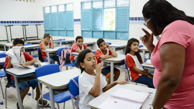 Professores que atendem alunos com deficiência podem ganhar adicional salarial