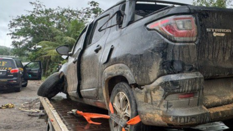 Veículo roubado é recuperado pela PRF durante atendimento a acidente na BR-101